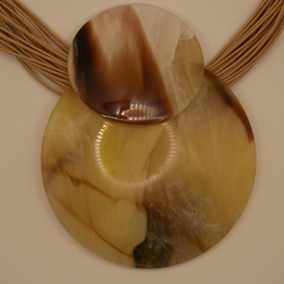 Women’s Faux Alabaster Necklace - Picture 2 of 9